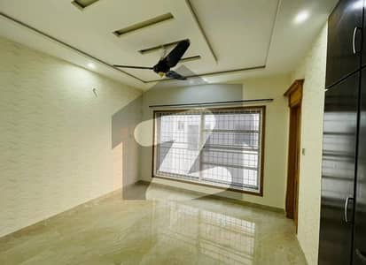 سٹی ہاؤسنگ سوسائٹی گوجرانوالہ میں 5 کمروں کا 10 مرلہ مکان 2.5 کروڑ میں برائے فروخت۔