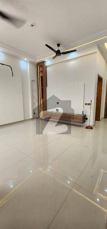 لیک سٹی۔ سیکٹر ایم 7 ۔ بلاک سی 3 لیک سٹی ۔ سیکٹرایم ۔ 7,لیک سٹی,رائیونڈ روڈ,لاہور میں 4 کمروں کا 7 مرلہ مکان 1.55 لاکھ میں کرایہ پر دستیاب ہے۔