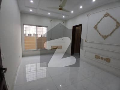 ONE KANAL FULL HOUSE AVAILABLE FOR RENT ON PRIME LOCATION NEAR TO PARK