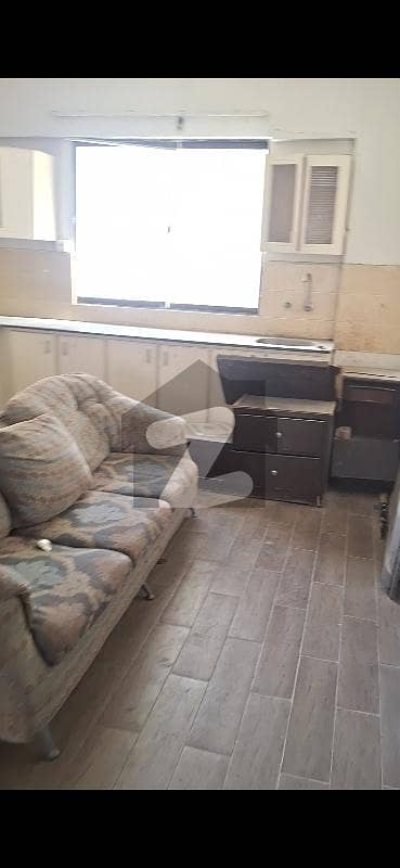 Big flat for rent in muslim commercial 950sqf