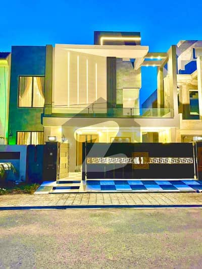 بحریہ ٹاؤن سیکٹر سی بحریہ ٹاؤن,لاہور میں 5 کمروں کا 10 مرلہ مکان 2.85 کروڑ میں برائے فروخت۔