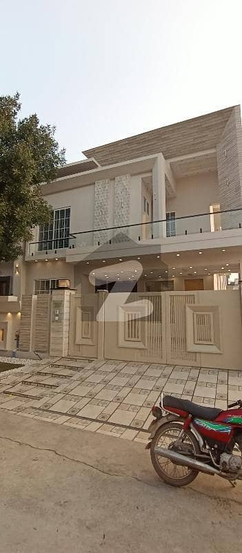 ڈی سی کالونی گوجرانوالہ میں 6 کمروں کا 10 مرلہ مکان 4.4 کروڑ میں برائے فروخت۔