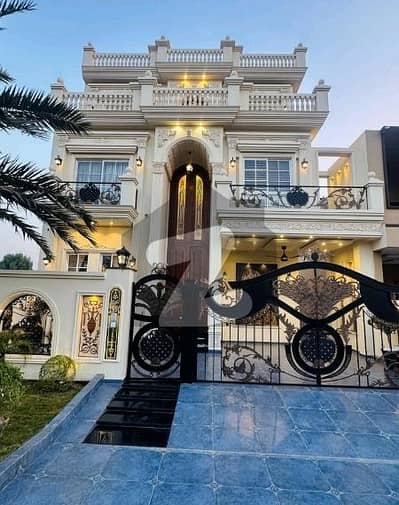 سٹی ہاؤسنگ سوسائٹی گوجرانوالہ میں 5 کمروں کا 10 مرلہ مکان 5.25 کروڑ میں برائے فروخت۔