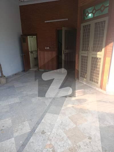 جوہر ٹاؤن لاہور میں 2 کمروں کا 10 مرلہ زیریں پورشن 80.0 ہزار میں کرایہ پر دستیاب ہے۔