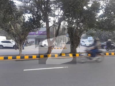 گلبرگ 3 گلبرگ,لاہور میں 2 کنال رہائشی پلاٹ 50.0 کروڑ میں برائے فروخت۔