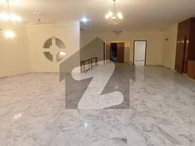 WELL MAINTAIN 1000 SQUARE YARDS HOUSE For Rent