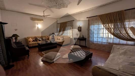 500 YARD WELL MAINTAINED BUNGALOW AT PHASE 5 NEAR SHAHEEN