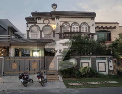 ڈی ایچ اے فیز 6 ڈیفنس (ڈی ایچ اے),لاہور میں 4 کمروں کا 10 مرلہ مکان 5.25 کروڑ میں برائے فروخت۔