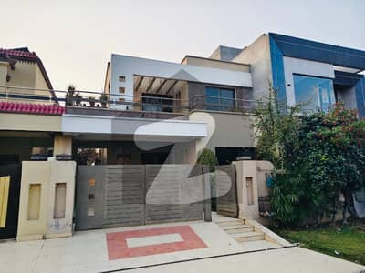 ڈی ایچ اے فیز 8 ڈیفنس (ڈی ایچ اے),لاہور میں 4 کمروں کا 10 مرلہ مکان 4.1 کروڑ میں برائے فروخت۔