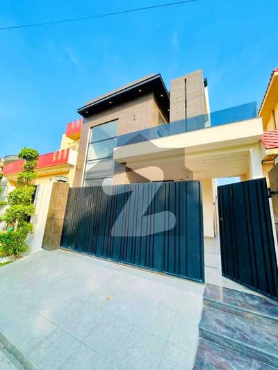 ڈی ایچ اے فیز 8 سابقہ ایئر ایوینیو ڈی ایچ اے فیز 8,ڈی ایچ اے ڈیفینس,لاہور میں 4 کمروں کا 10 مرلہ مکان 5.3 کروڑ میں برائے فروخت۔