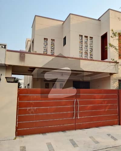 ڈی ایچ اے فیز 5 - بلاک اے فیز 5,ڈیفنس (ڈی ایچ اے),لاہور میں 4 کمروں کا 10 مرلہ مکان 5.9 کروڑ میں برائے فروخت۔