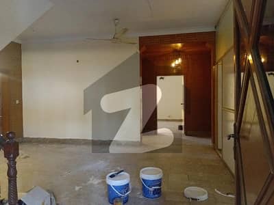 گارڈن ٹاؤن لاہور میں 8 کمروں کا 1 کنال مکان 4.25 لاکھ میں کرایہ پر دستیاب ہے۔