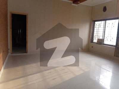 گارڈن ٹاؤن لاہور میں 4 کمروں کا 1 کنال بالائی پورشن 2.5 لاکھ میں کرایہ پر دستیاب ہے۔