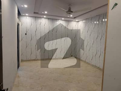 رحمان ولاز لاہور میں 4 کمروں کا 7 مرلہ مکان 1.2 لاکھ میں کرایہ پر دستیاب ہے۔