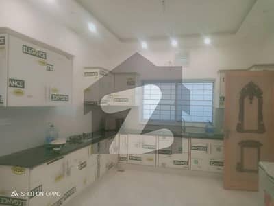 بینکرس ایوینیو کوآپریٹو ہاؤسنگ سوسائٹی لاہور میں 4 کمروں کا 1 کنال مکان 4.5 کروڑ میں برائے فروخت۔