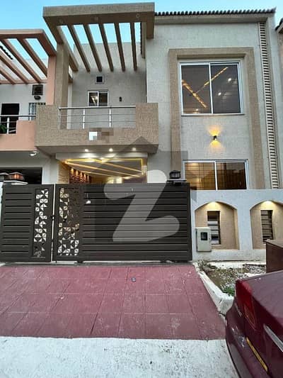 بحریہ ٹاؤن فیز 8 بحریہ ٹاؤن راولپنڈی,راولپنڈی میں 4 کمروں کا 5 مرلہ مکان 2.05 کروڑ میں برائے فروخت۔