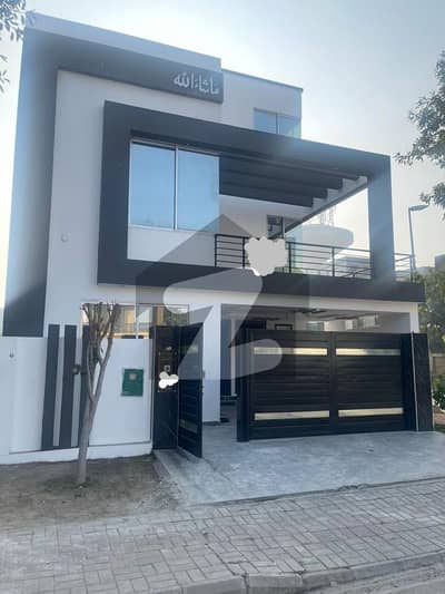 Top Location This 8 Marla Corner + Facing Park Slightly Used House For Sale In Phase 1 Southern Block