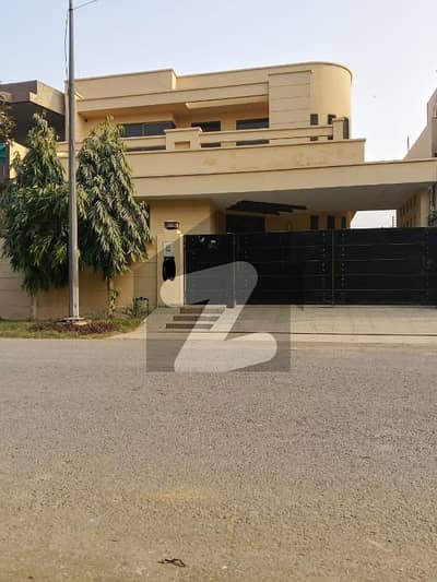 ڈی ایچ اے فیز 8 سابقہ ایئر ایوینیو ڈی ایچ اے فیز 8,ڈی ایچ اے ڈیفینس,لاہور میں 4 کمروں کا 10 مرلہ مکان 4.5 کروڑ میں برائے فروخت۔