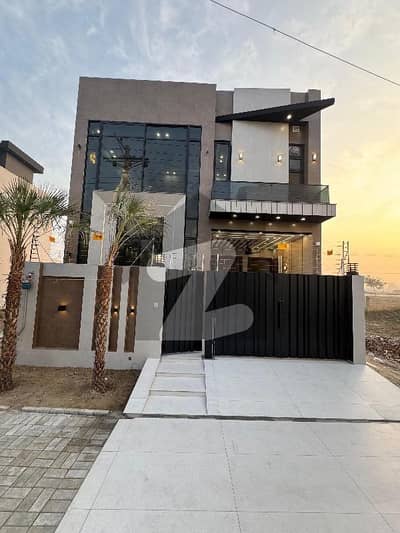 Prime Location Double Height Tv Lounge & Triple Height Lobby