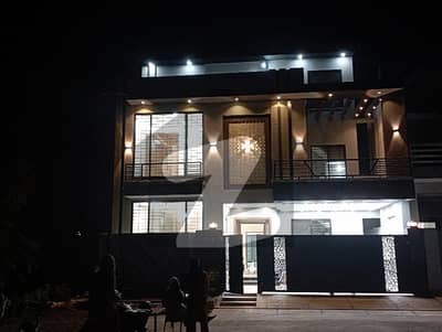 سحر وِلاز ملتان پبلک سکول روڈ,ملتان میں 6 کمروں کا 7 مرلہ مکان 2.88 کروڑ میں برائے فروخت۔