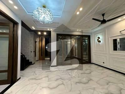 ڈی ایچ اے فیز 8 ڈی ایچ اے ڈیفینس,کراچی میں 6 کمروں کا 1 کنال مکان 4.5 لاکھ میں کرایہ پر دستیاب ہے۔