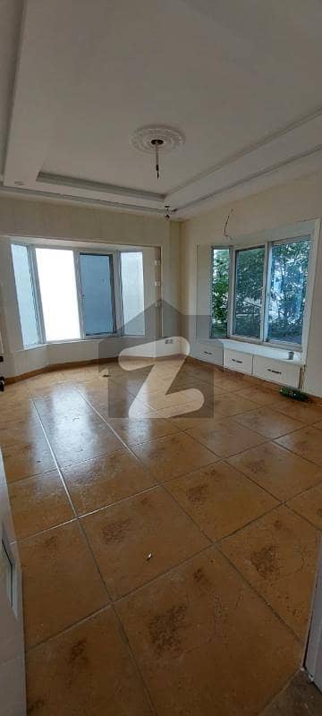 بنی گالہ اسلام آباد میں 4 کمروں کا 1 کنال مکان 1.6 لاکھ میں کرایہ پر دستیاب ہے۔