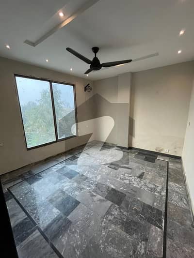 جوہر ٹاؤن لاہور میں 1 کمرے کا 3 مرلہ دفتر 42.0 ہزار میں کرایہ پر دستیاب ہے۔