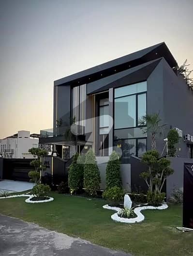 1 KANAL BRAND NEW MODERN AND DESIGNER HOUSE BY MAZHAR MUNEER ARCHITECTURE AVAILABLE FOR SALE IN PRIME LOCATION OF CLOSE TO TARIQ GARDEN