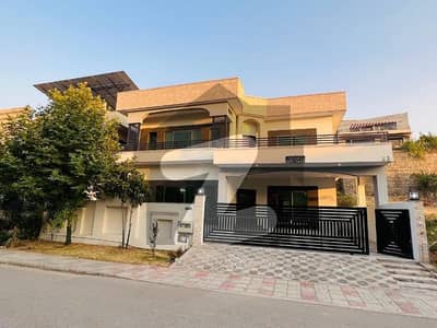 ڈی ایچ اے ڈیفینس فیز 2 ڈی ایچ اے ڈیفینس,اسلام آباد میں 5 کمروں کا 1 کنال مکان 7.95 کروڑ میں برائے فروخت۔