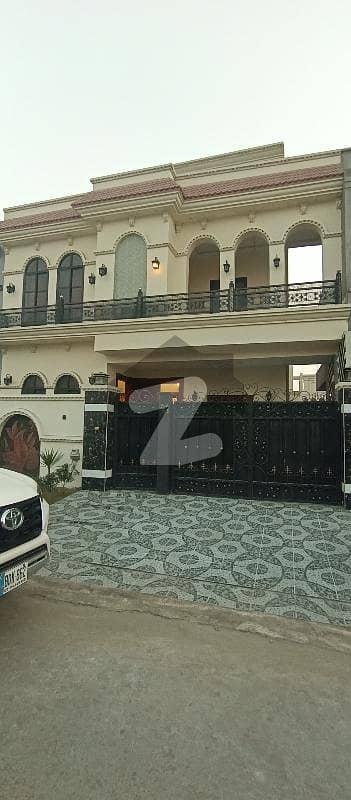 ڈی سی کالونی گوجرانوالہ میں 6 کمروں کا 10 مرلہ مکان 3.75 کروڑ میں برائے فروخت۔