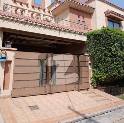 جوہر ٹاؤن فیز 1 - بلاک ای2 جوہر ٹاؤن فیز 1,جوہر ٹاؤن,لاہور میں 5 کمروں کا 10 مرلہ مکان 4.25 کروڑ میں برائے فروخت۔