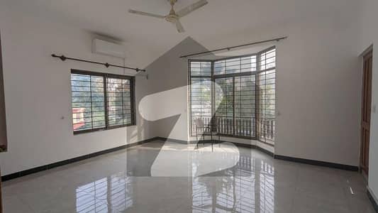 FOR RENT Fully Renovated 3 Bedrooms Upper Portion With Separate Gate F_7/1