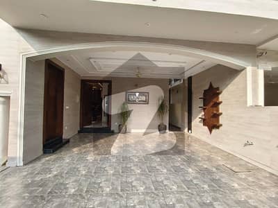 بحریہ انکلیو - سیکٹر سی 1 بحریہ انکلیو,بحریہ ٹاؤن,اسلام آباد میں 5 کمروں کا 10 مرلہ مکان 6.15 کروڑ میں برائے فروخت۔