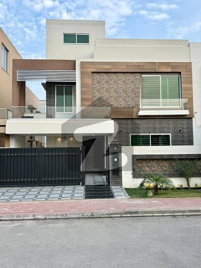 بحریہ ٹاؤن سیکٹر ای بحریہ ٹاؤن,لاہور میں 5 کمروں کا 10 مرلہ مکان 3.1 کروڑ میں برائے فروخت۔