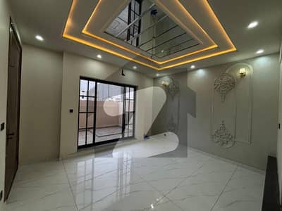 بش ایگزیکٹو ولاز ملتان میں 5 کمروں کا 10 مرلہ مکان 1.6 لاکھ میں کرایہ پر دستیاب ہے۔