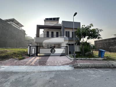 بحریہ ٹاؤن فیز 8 بحریہ ٹاؤن راولپنڈی,راولپنڈی میں 5 کمروں کا 10 مرلہ مکان 3.7 کروڑ میں برائے فروخت۔