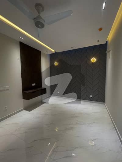 ڈی ایچ اے 9 ٹاؤن ۔ بلاک بی ڈی ایچ اے 9 ٹاؤن,ڈیفنس (ڈی ایچ اے),لاہور میں 3 کمروں کا 5 مرلہ مکان 3.5 کروڑ میں برائے فروخت۔