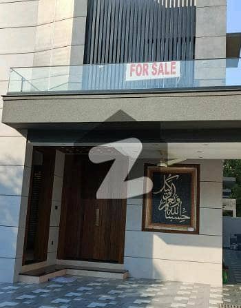 بحریہ ٹاؤن جینیپر بلاک بحریہ ٹاؤن سیکٹر سی,بحریہ ٹاؤن,لاہور میں 5 کمروں کا 10 مرلہ مکان 4.9 کروڑ میں برائے فروخت۔