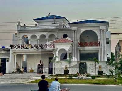 او پی ایف ہاؤسنگ سکیم لاہور میں 7 کمروں کا 1 کنال مکان 9.75 کروڑ میں برائے فروخت۔