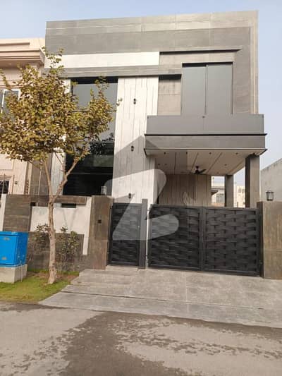 ڈی ایچ اے 9 ٹاؤن ۔ بلاک سی ڈی ایچ اے 9 ٹاؤن,ڈیفنس (ڈی ایچ اے),لاہور میں 3 کمروں کا 5 مرلہ مکان 3.25 کروڑ میں برائے فروخت۔