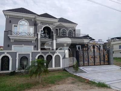 سینٹرل پارک ہاؤسنگ سکیم لاہور میں 6 کمروں کا 1 کنال مکان 5.25 کروڑ میں برائے فروخت۔