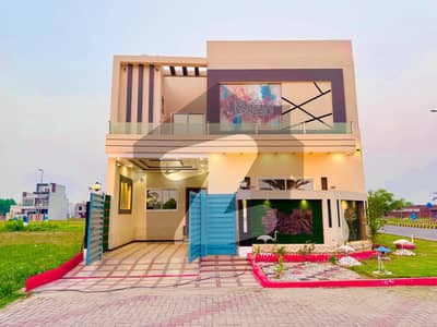 BEAUTIFUL BRAND NEW CONDITION HOUSE FOR SALE 6.60 MARLA CORNER FACING PARK FACING DANCING FOUNTAIN MAIN DOUBLE ROAD FACING FOOD STREET 5 BEDROOMS 5 WASHROOMS FOR SALE NEGOTIABLE INVESTORE RATE 80 K RENTAL VALUE A+ CONSTRUCTION QUALITY WORK