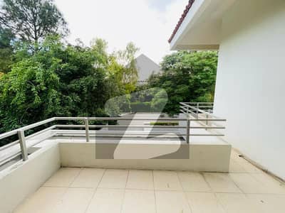 F-8 LIKE A BRAND NEW 05 Bedroom Executive Level House With Beautiful Garden For Rent