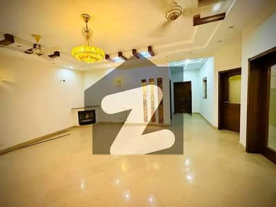 ڈی ایچ اے فیز 7 - بلاک وی فیز 7,ڈیفنس (ڈی ایچ اے),لاہور میں 5 کمروں کا 1 کنال مکان 7.5 کروڑ میں برائے فروخت۔