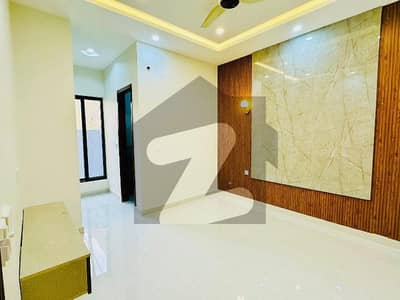 ایم پی سی ایچ ایس - بلاک سی 1 ایم پی سی ایچ ایس ۔ ملٹی گارڈنز,بی ۔ 17,اسلام آباد میں 5 کمروں کا 8 مرلہ مکان 4.3 کروڑ میں برائے فروخت۔