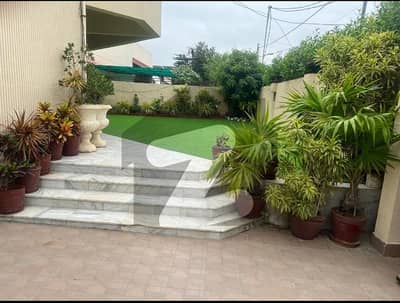 600 Sq. Yards Well Maintained Bungalow Available for Sale