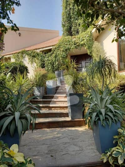 700 Sq. Yards Well Maintained Artistic Style Bungalow Available for Rent