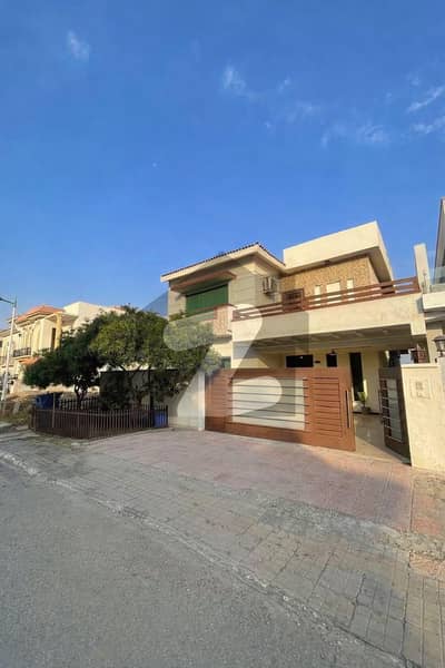 بحریہ ٹاؤن فیز 8 بحریہ ٹاؤن راولپنڈی,راولپنڈی میں 4 کمروں کا 10 مرلہ مکان 3.25 کروڑ میں برائے فروخت۔