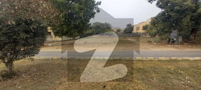 ڈی ایچ اے فیز 8 - بلاک یو فیز 8,ڈیفنس (ڈی ایچ اے),لاہور میں 1 کنال رہائشی پلاٹ 4.3 کروڑ میں برائے فروخت۔