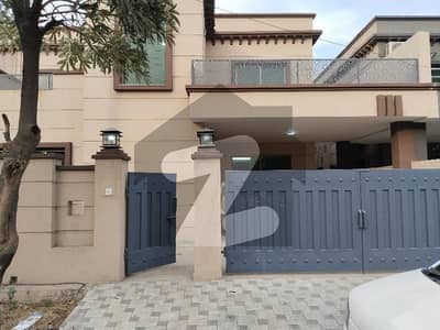 12 MARLA 4 BEDROOMS SD HOUSE AVAILABLE FOR SALE